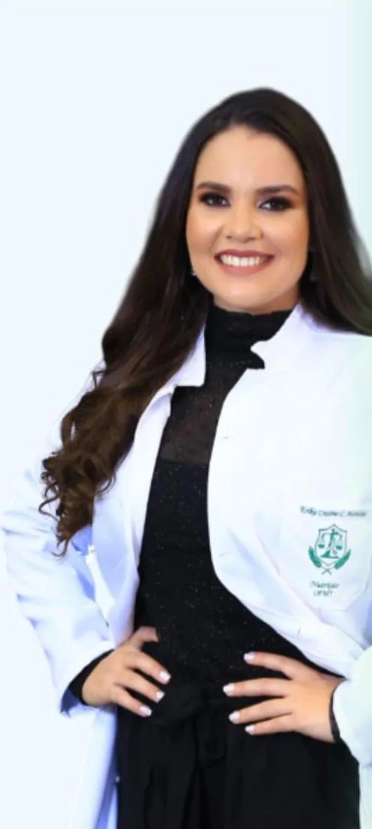 Erika Cristine sorrindo, de jaleco branco